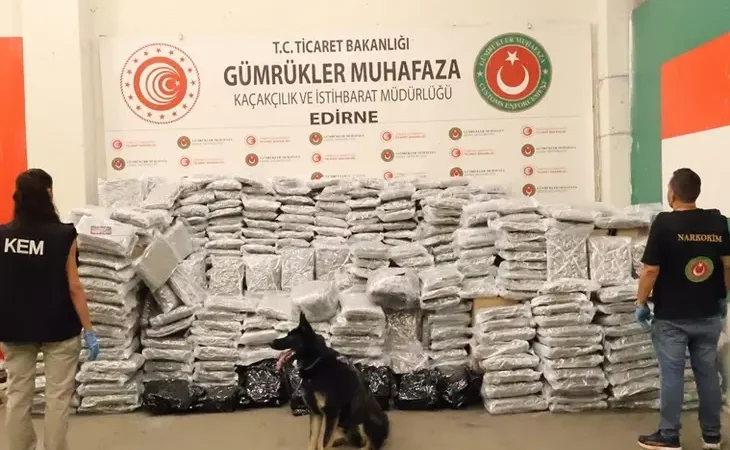 zehir-tacirlerine-bir-darbe-daha-kapikule-de-810-kilogram-esrar-ele-gecirildi-1786949298-323_large