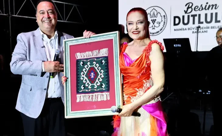 balkanlardan-anadolu-ya-kultur-senligi-nde-candan-ercetin-coskusu-1790508099-394_large
