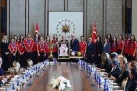 cumhurbaskani-erdogan-sampiyon-voleybolculari-kabul-etti-1788878255-429_large