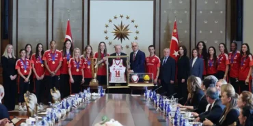 cumhurbaskani-erdogan-sampiyon-voleybolculari-kabul-etti-1788878255-429_large