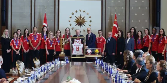 cumhurbaskani-erdogan-sampiyon-voleybolculari-kabul-etti-1788878255-429_large