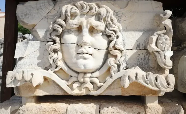 medusa-nin-antik-dunyadaki-gizemli-rolu-medusa-nin-binlerce-yillik-koruyucu-sirri-1788702556-154_large