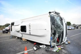 antalya-isparta-yolunda-yolcu-otobusu-devrildi-17-yarali-1791802633-829_large