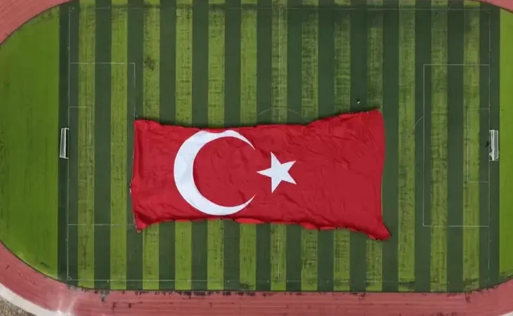 gokyuzunde-turk-bayragiyla-rekor-3-bin-37-metrekarelik-dev-bayrak-dalgalandirildi-1791197770-646_large